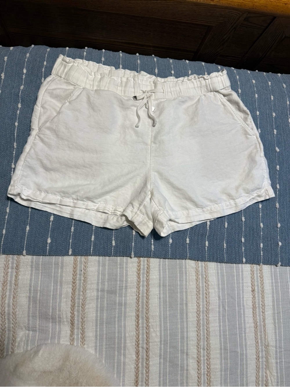 LOFT White Drawstring Linen-Blend 3” Shorts…Size more like a large